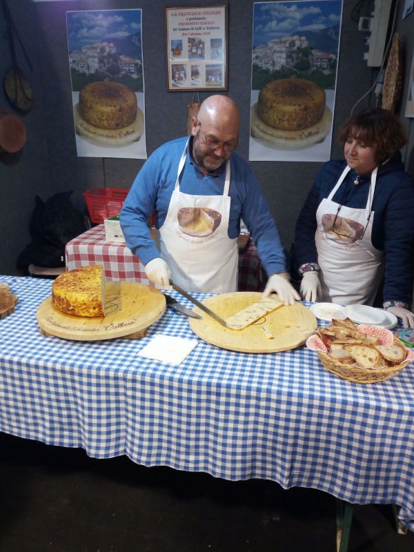 Giovanni mentre taglia la Frittata