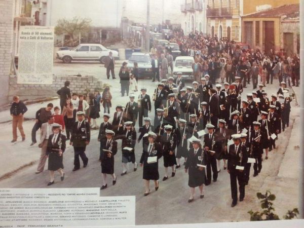 Banda per le vie di COLLI 1982