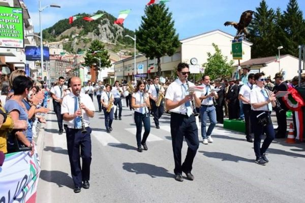 La banda che sfila per il paese