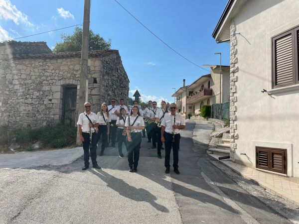 Banda che sfila per il paese