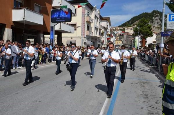 Banda che sfila per il paese