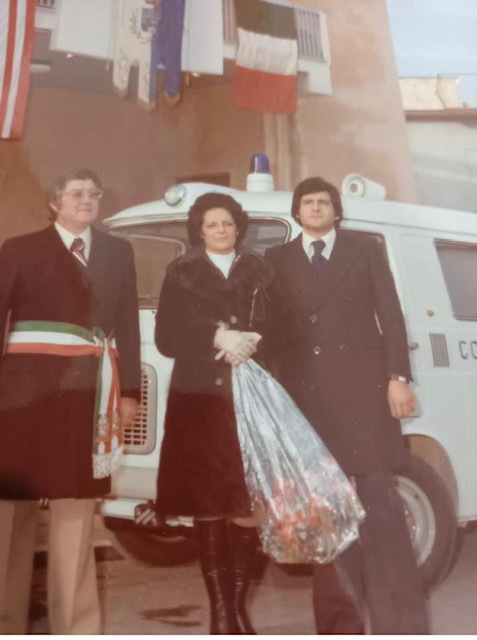 1975 Colli a Volturno - Vincenzo Campellone con la moglie Giuseppina ed il figlio Pietro alla donazione dell'ambulanza da parte dei collesi a Filadelfia