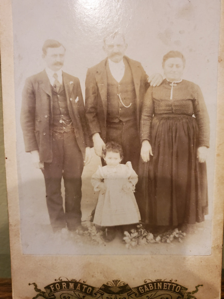 Bisnonno di Mike Di Sandro "Daniele Di Sandro con moglie Maddalena Amodei con primogenito Domenicantonio e prima nipote Maddalena emigrati nei primi del 900 (foto fatta a Providence (R.I.) primi del 900